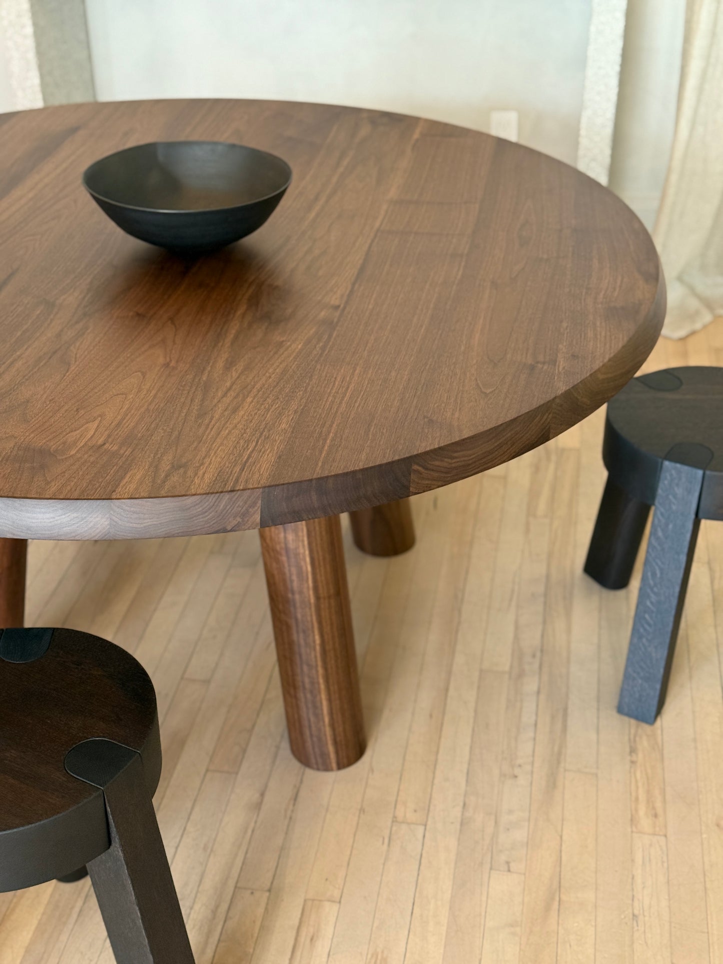 Essential Round Table in Natural Walnut (60x60x29)